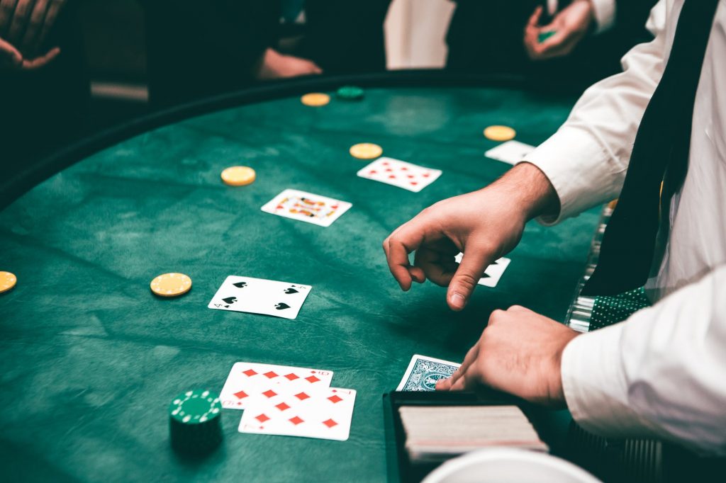 The Advantages of Playing at an Online Casino With Live Dealers
